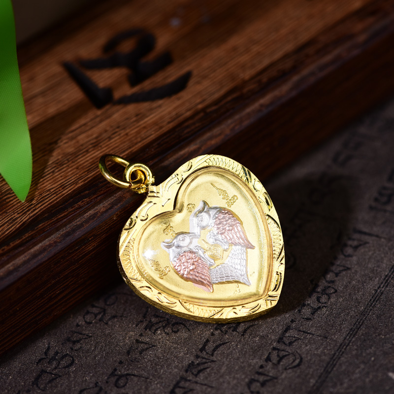 泰国人缘鸟爱心翅膀符文花边祈福吊坠简约流行百搭个性男女通用款