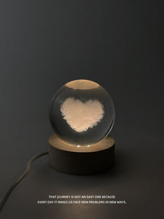 把你捧在手心，陪你东升西落。水晶球摆件装饰送朋友同学生日礼物