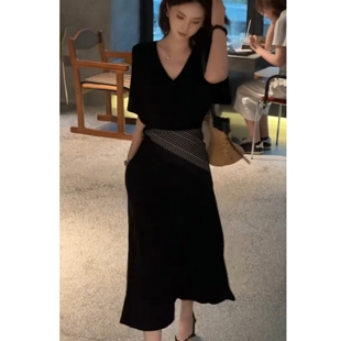 2026夏季新款松弛V领黑色连衣裙女短袖收腰显瘦气质中长款小黑裙