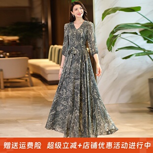 2026年春夏新款女士大摆V领沙滩裙印花连衣裙收腰显瘦长裙雪纺裙