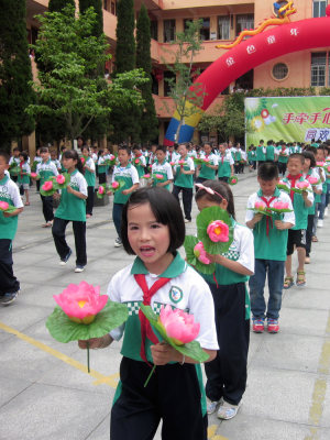 手拿花幼儿园演出运动会