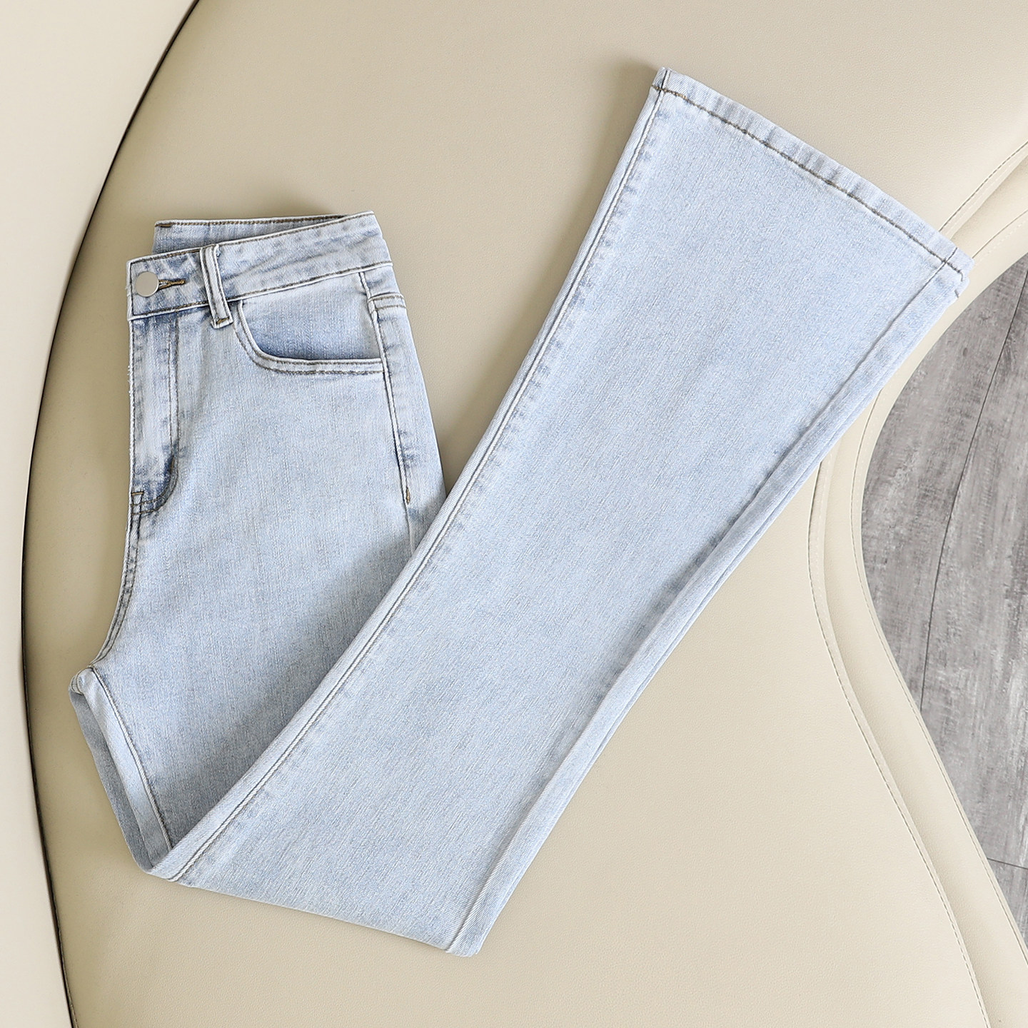 拉夏贝尔浅蓝色修身微喇牛仔裤女