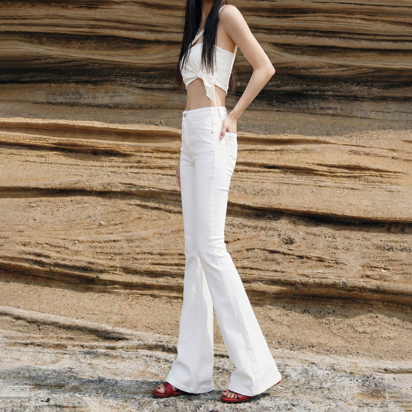 拉夏贝尔白色微喇牛仔裤女2026夏图片