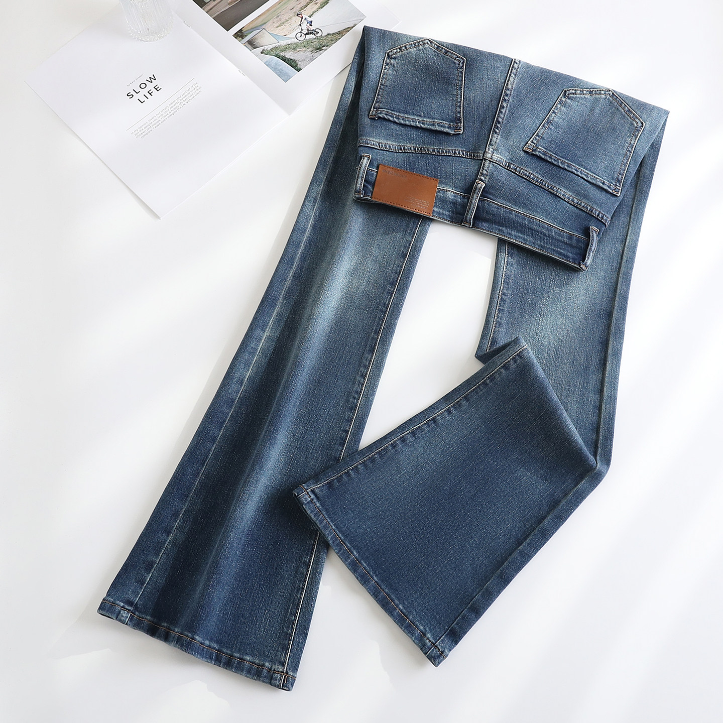 拉夏贝尔复古蓝微喇牛仔裤2025秋