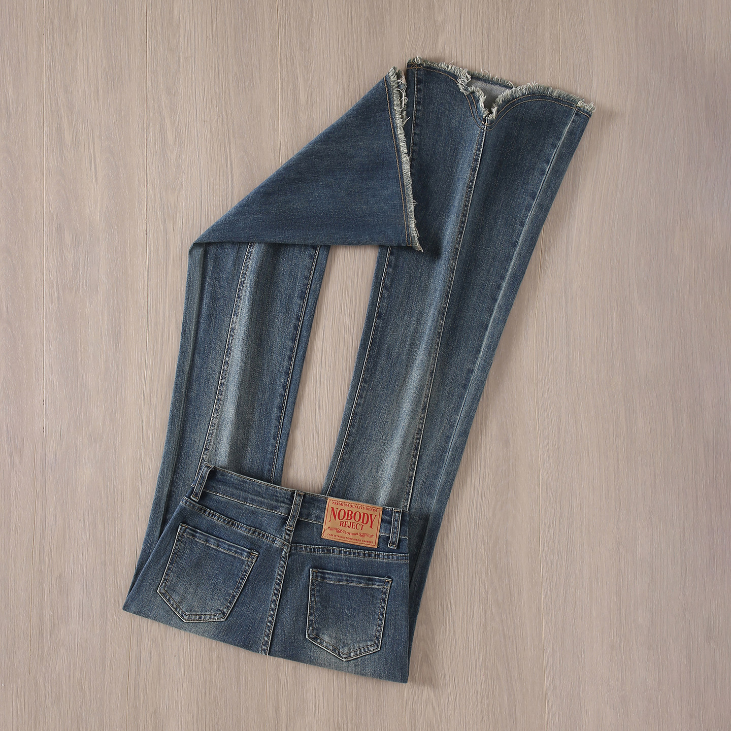 拉夏贝尔复古蓝高腰微喇牛仔裤