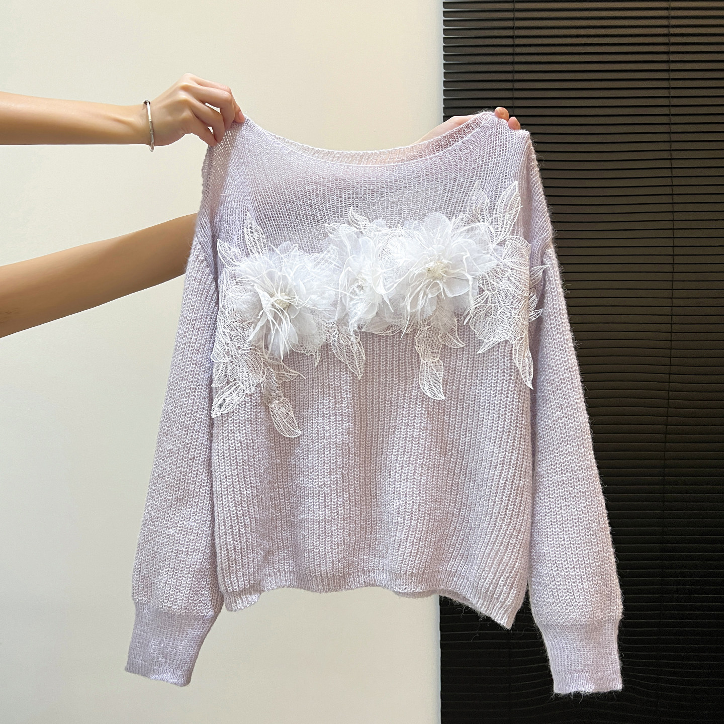 拉夏贝尔设计感长袖毛衣女2025春秋新款蕾丝花朵外穿搭配镂空上衣