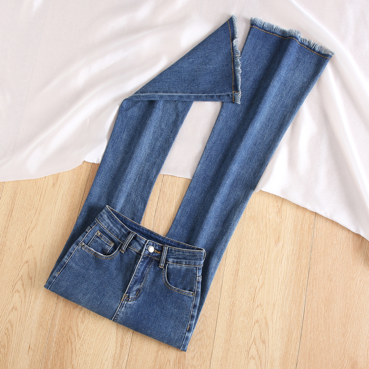 拉夏贝尔修身微喇牛仔裤女2025秋