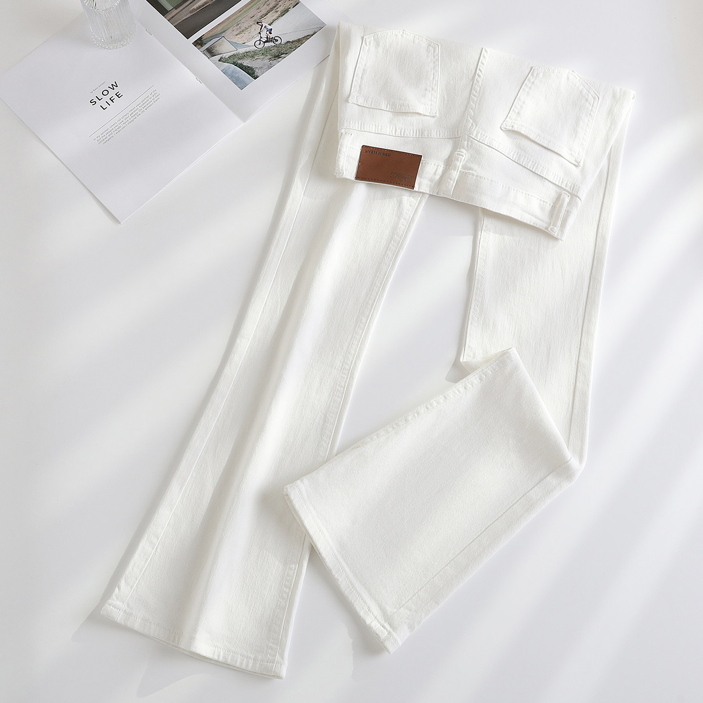 拉夏贝尔白色微喇牛仔裤女2026春秋新款辣妹弹力小个子高腰喇叭裤