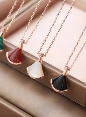 红玉髓白贝母小扇子18K金玫瑰金黄金项链女镶钻百搭锁骨链