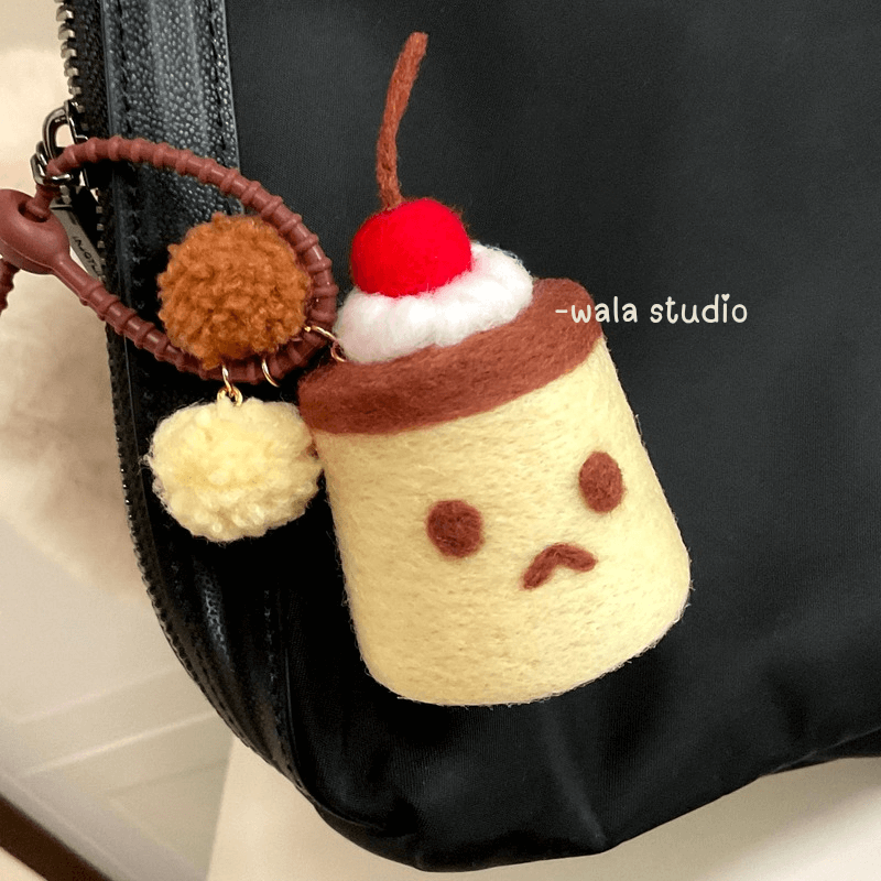 wala原创手工制作搞怪鸡蛋布丁挂件小蛋糕挂饰羊毛毡可爱包包挂件