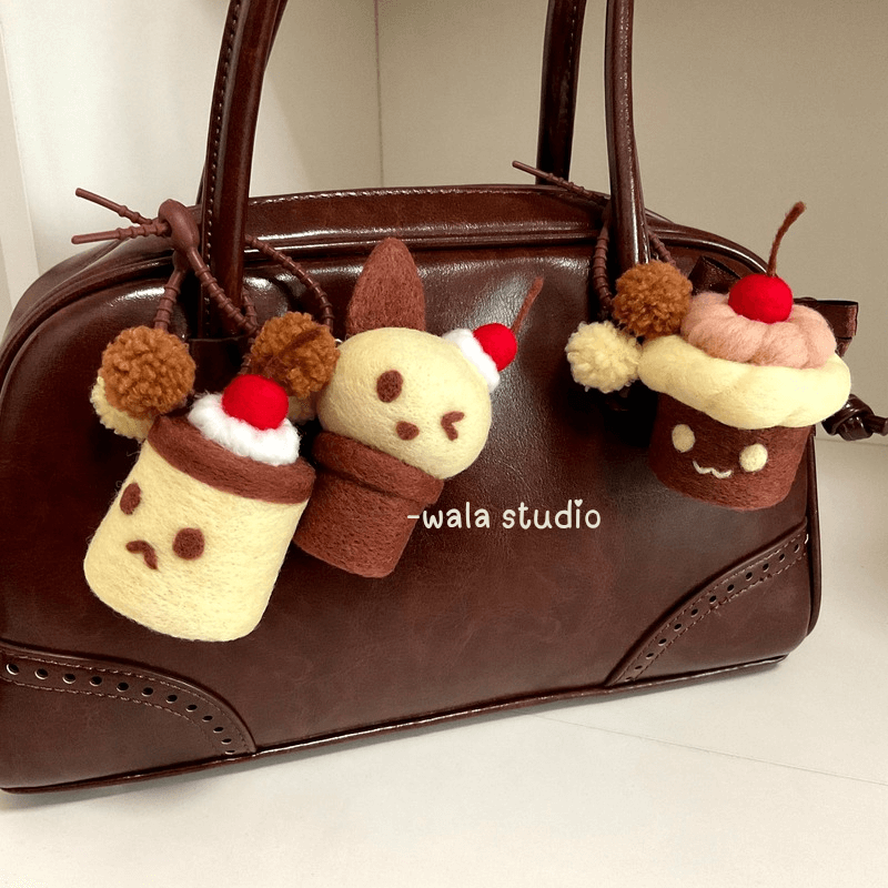 wala原创可爱愤怒小布丁蛋糕包挂冰激凌挂件手工羊毛毡包挂成品