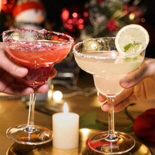 Lead-free crystal margarita glass martini glasses of red