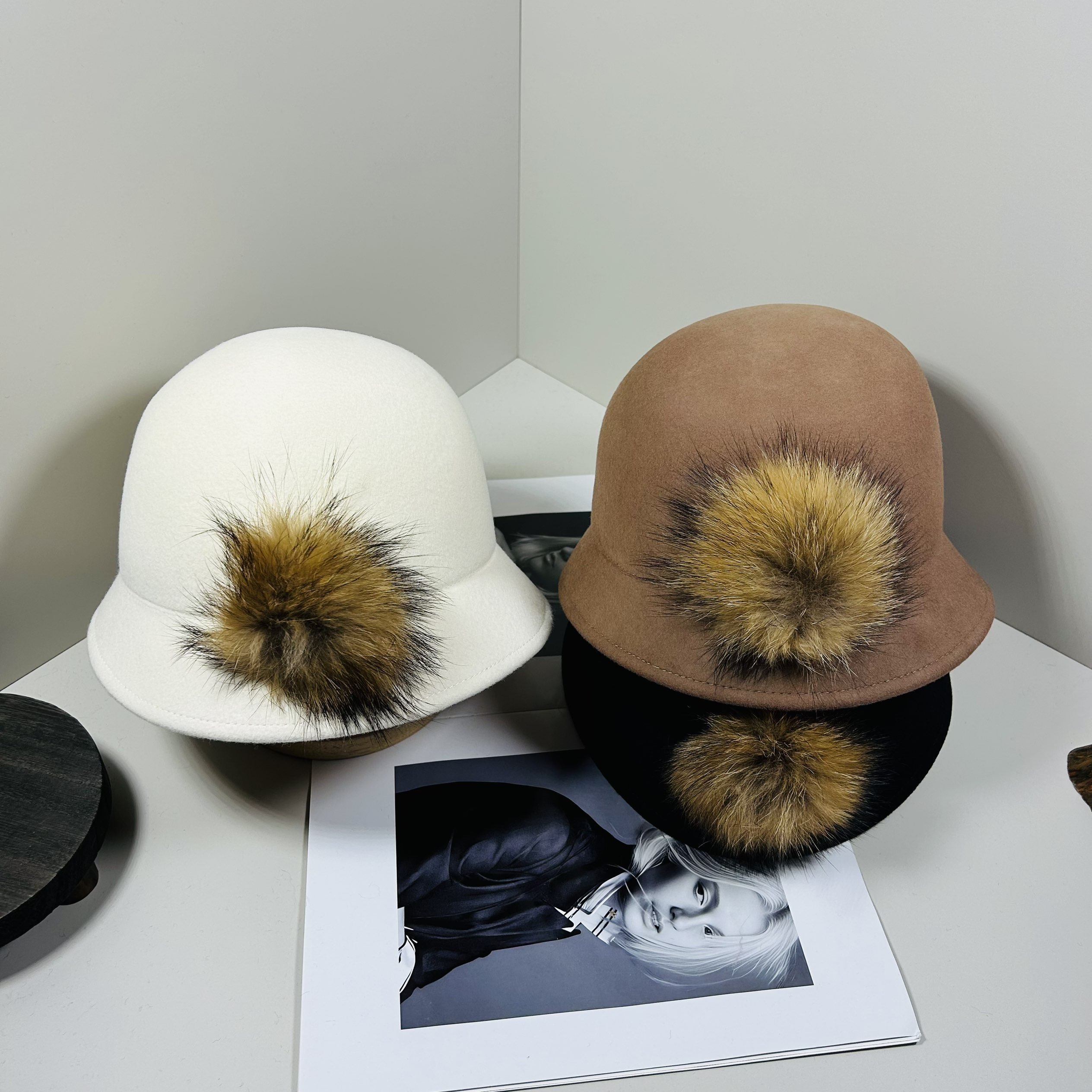 日本秋冬新款一帽二饰貉子毛球暗扣贴布羊毛盆帽优雅渔夫帽毡帽潮