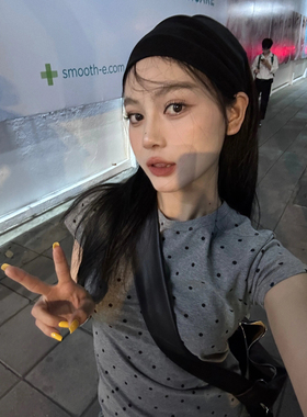灰色高级感波点正肩短袖t恤女2024新款夏季辣妹修身显瘦短款上衣