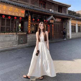 海边度假风白色吊带连衣裙女夏新款收腰显瘦大摆裙气质中长款裙子