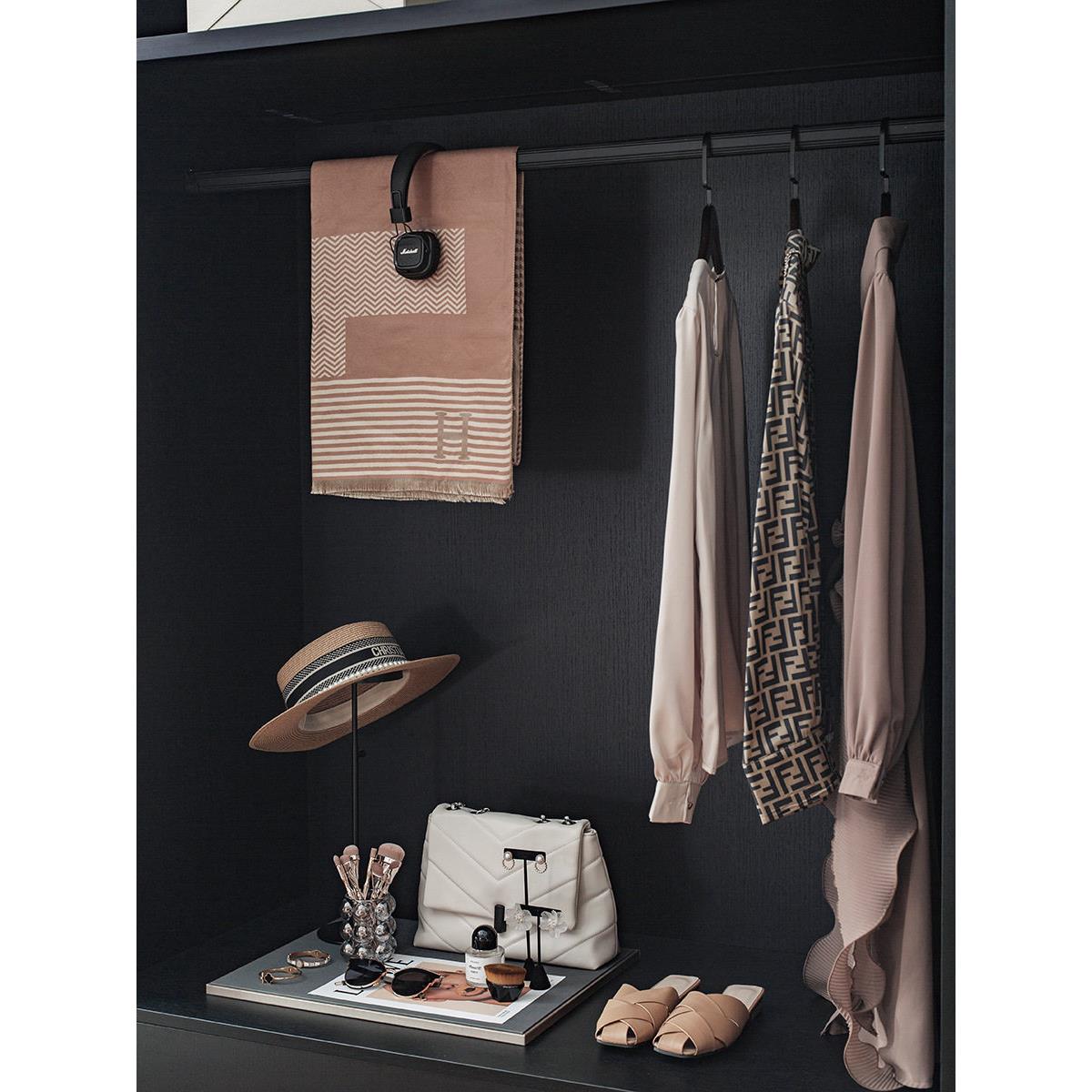 样板间女士衣帽间展厅衣柜女包首饰托盘化妆刷衣服饰品拖鞋帽摆件