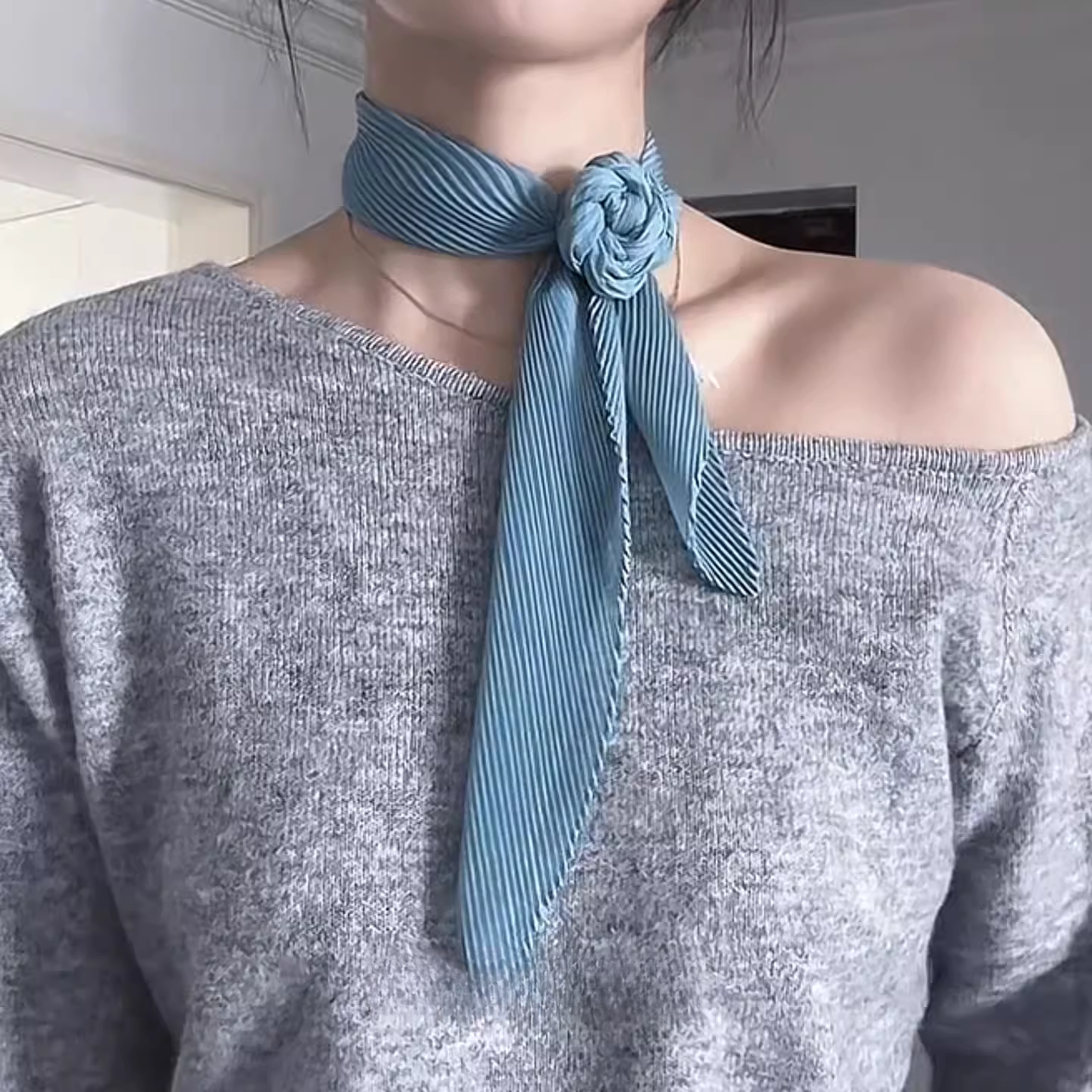 一巾多戴！巨显白蓝色褶皱丝巾