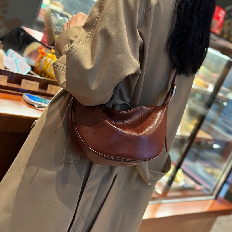 意大利MK EH真皮女包小众斜挎手机包百搭爆款饺子包高级感单肩包