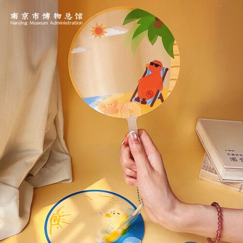 南京博物馆文创鸭鸭出游季光栅扇子夏日清凉可爱卡通变色便携轻巧