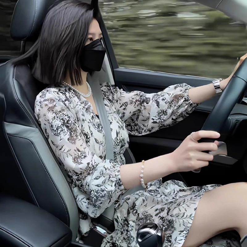 高端气质碎花连衣裙女款夏季小个子别致洋气减龄V领裙子