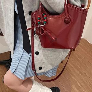 热恋樱桃红结婚新娘婚包2025高级伴娘大容量手提水桶包单肩斜挎包