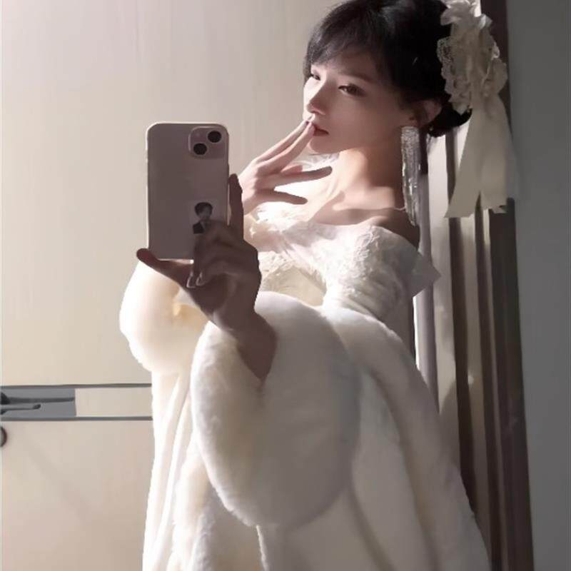 秋冬季中长款披肩毛领外套白色斗篷一字肩长袖大衣鱼尾长裙两件套