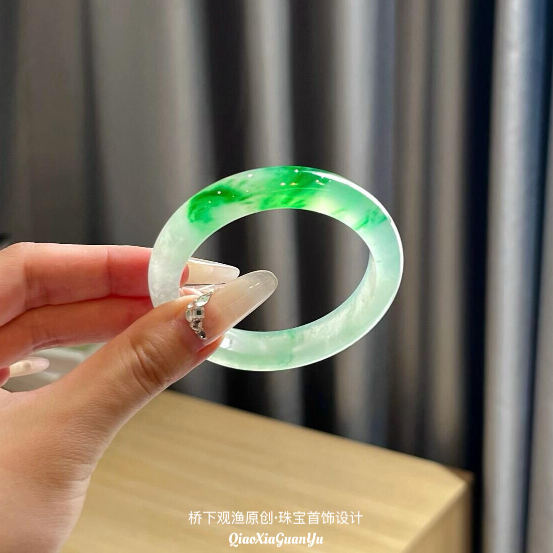 高冰独龙玉手镯冰种飘花玉手镯图片
