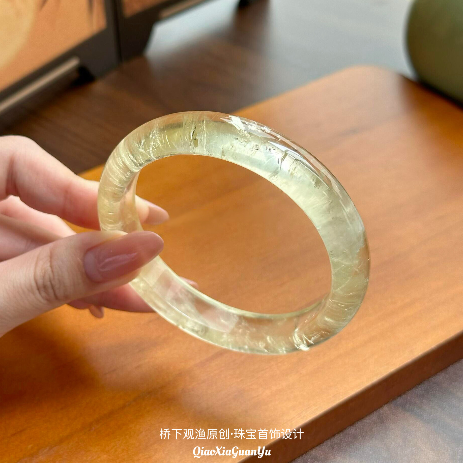 天然巴西黄水晶手镯水晶玉镯晶体高冰云母闪片黄彩虹轻奢女士镯子