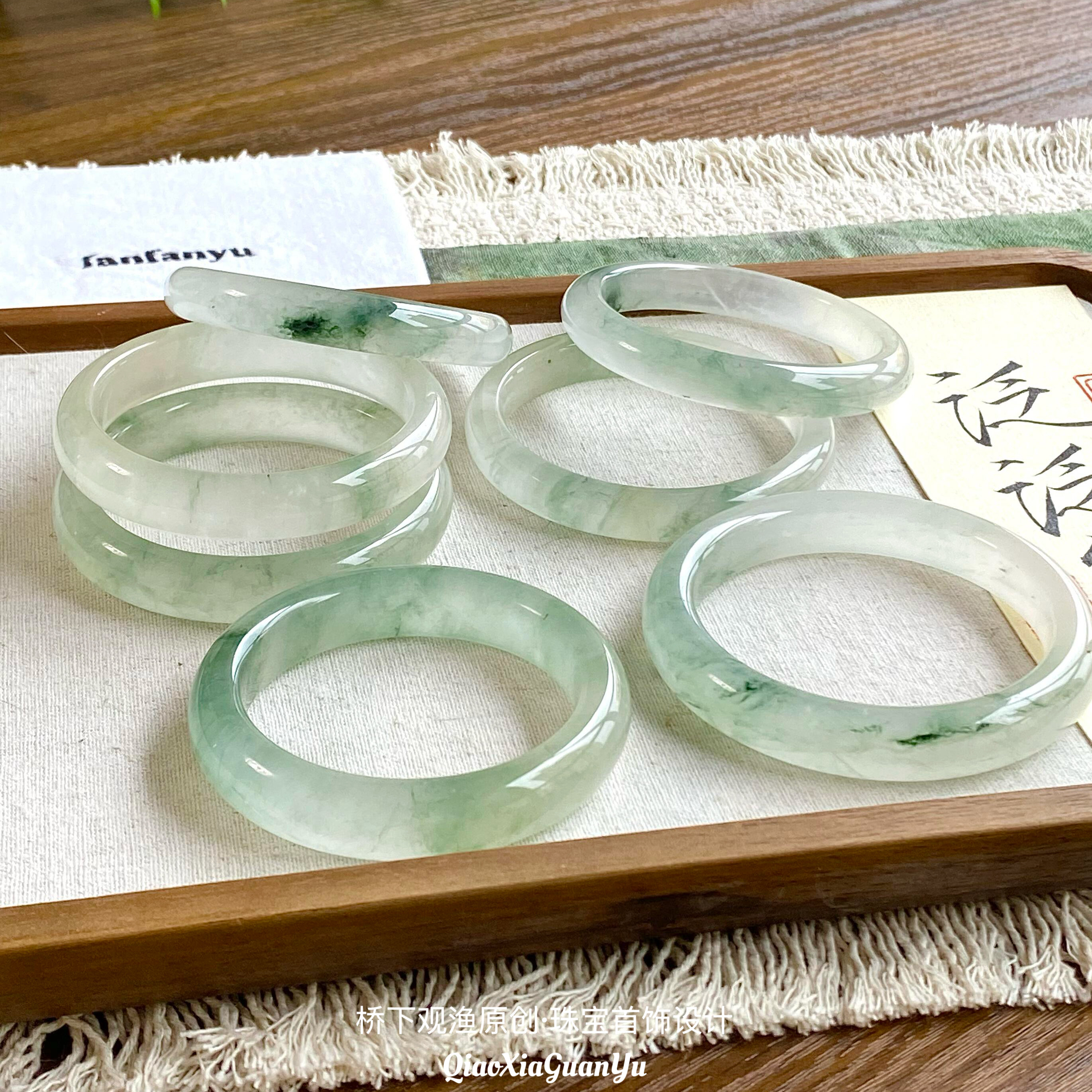 新疆天山翠天然翡翠色飘花手镯女款冰翡感玉镯冰透玉石送女友礼物