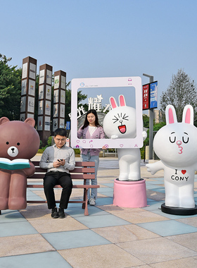 卡通布朗熊可妮兔雕塑引流装饰