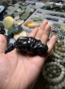 天然和田玉新疆黑糖立体牛手把件小牛