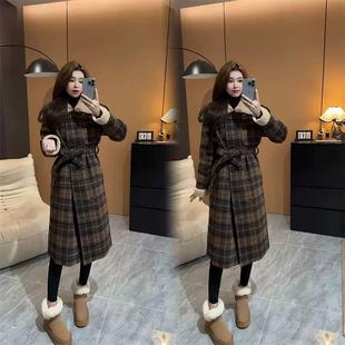 欧洲站网红爆款高级感羊羔毛翻领格子风衣外套女冬季加棉长款大衣
