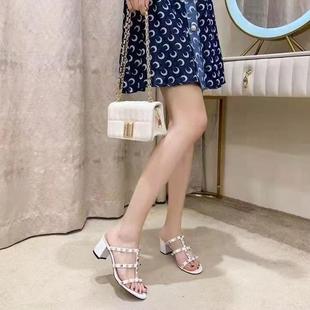 粗跟高跟拖鞋 女铆钉凉拖鞋 女外穿中跟露趾2025年新款 漆皮方头夏季