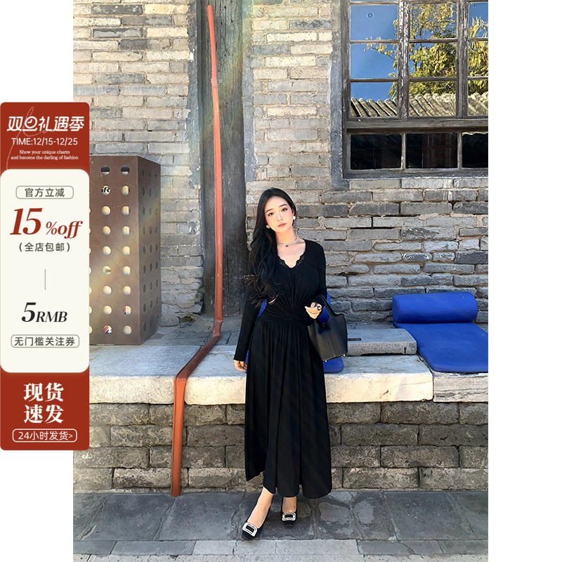 V领蕾丝褶皱修身长款A字连衣裙