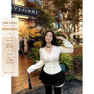 V领爱心丝绒扣设计感微胖镂空灯笼袖 交织温柔 毛衣 小cherry 肉装