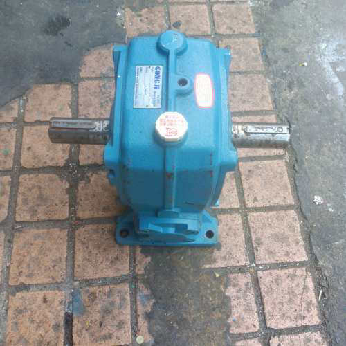 台湾涡轮涡杆减速箱TKB100型，比速1/10。双轴。转动