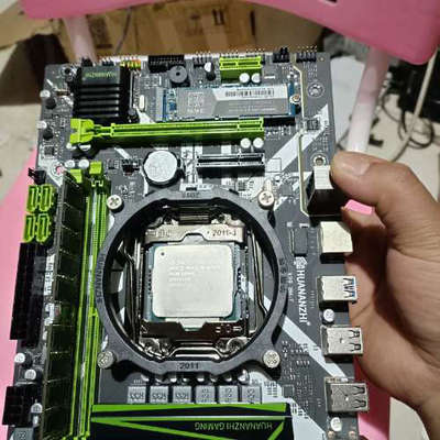 一块华南X99 8M-F主板，带E5-2678V3的CPU.