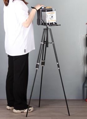 复古怀旧服装店橱窗复古照相机