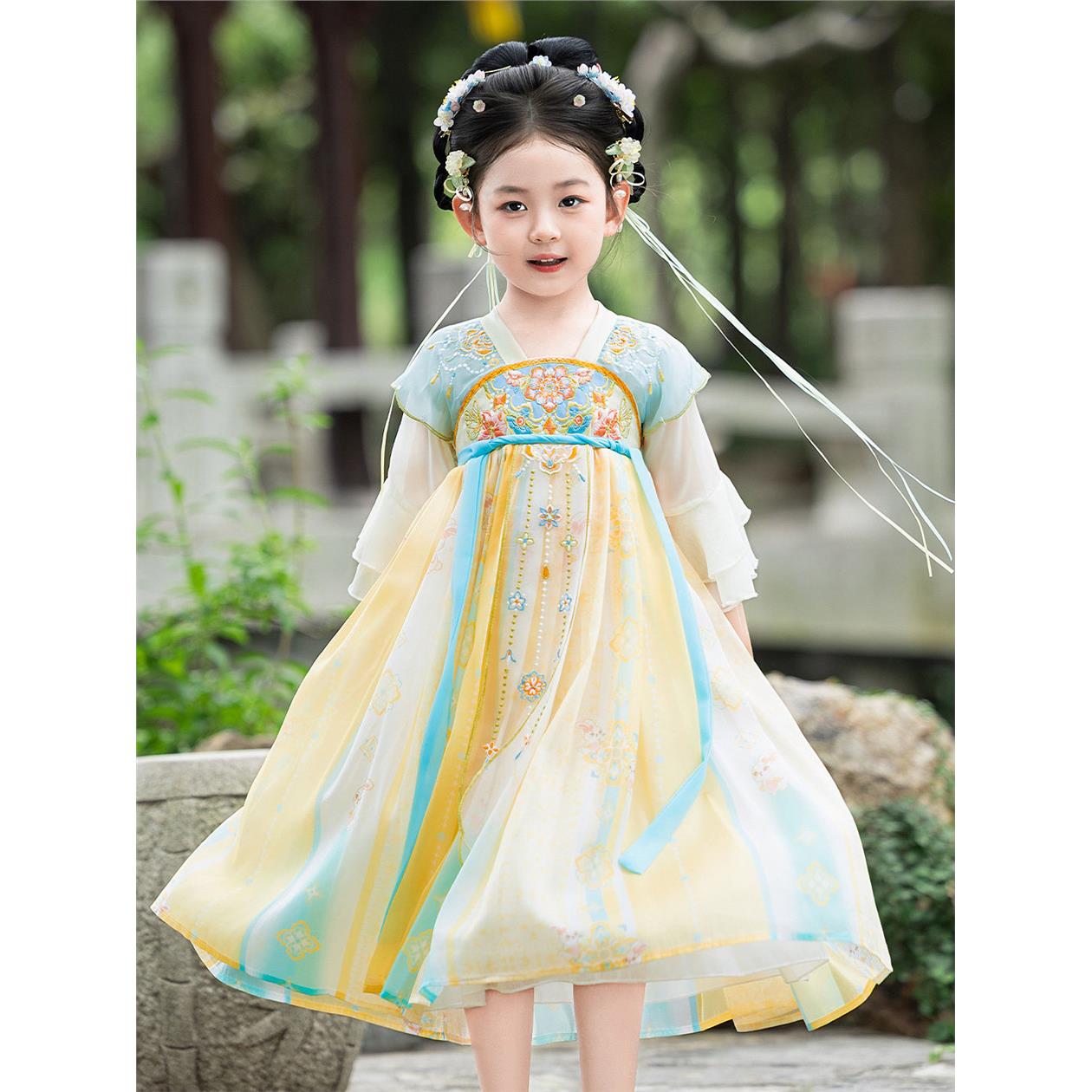 幼儿画中游江南少女扇语