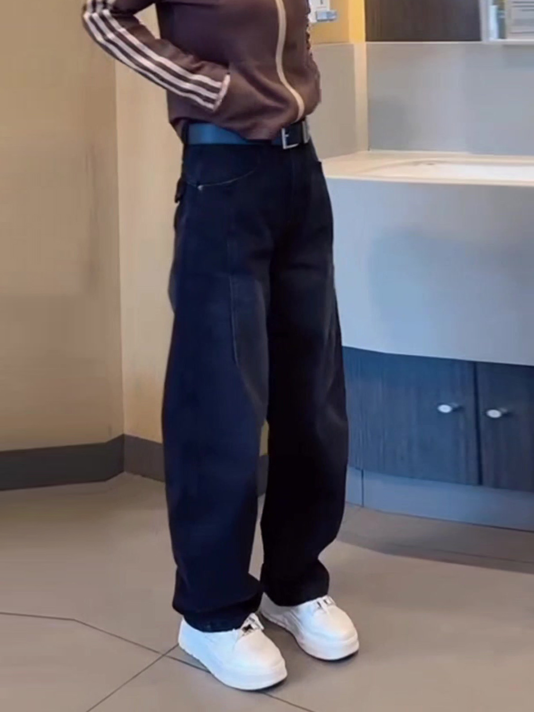 黑灰色弯刀牛仔裤女秋冬2025年新款大码显瘦宽松加绒遮跨直筒裤子