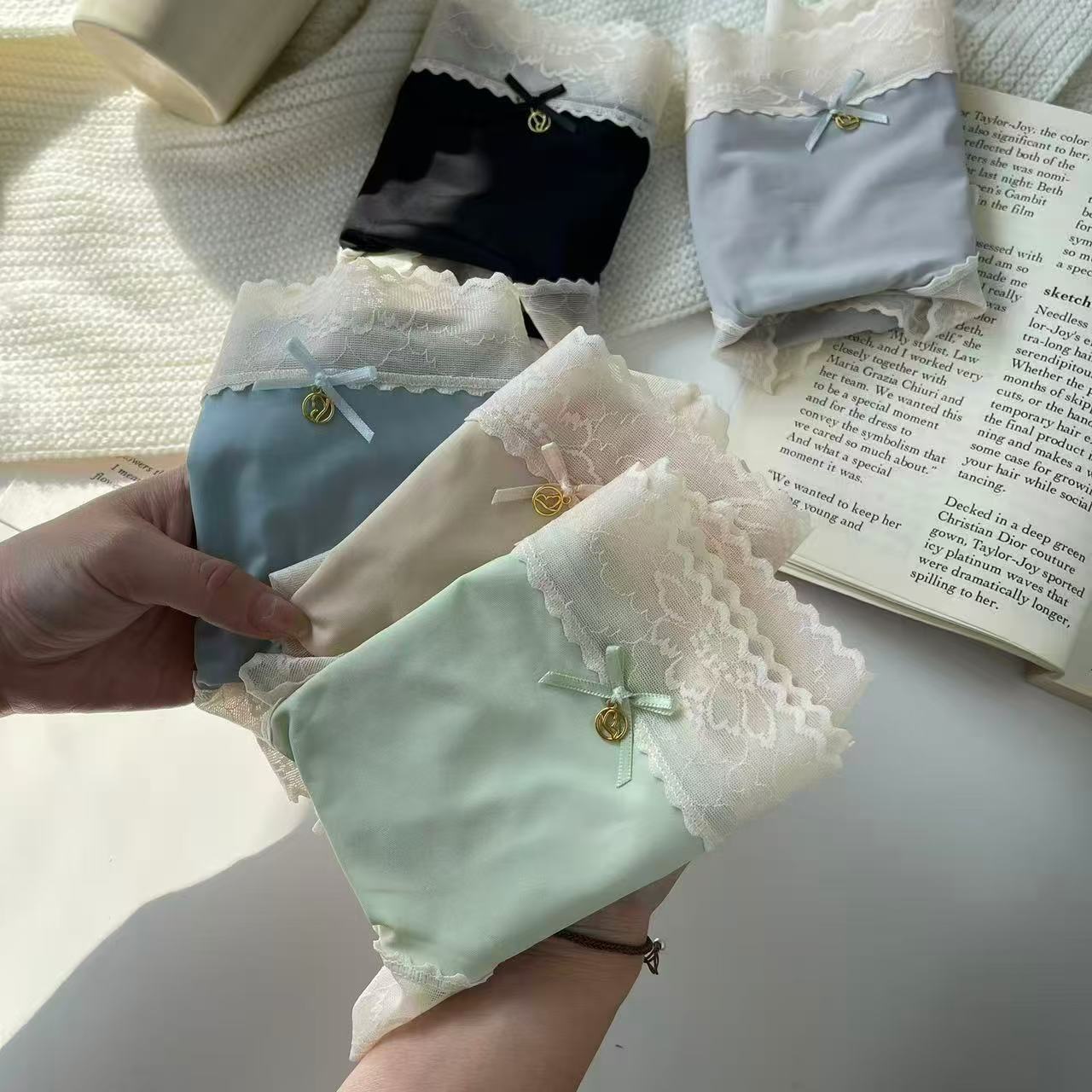 超薄冰丝无痕防走光舒适裸感蕾丝性感防夹臀内裤女透气蚕丝不卡档