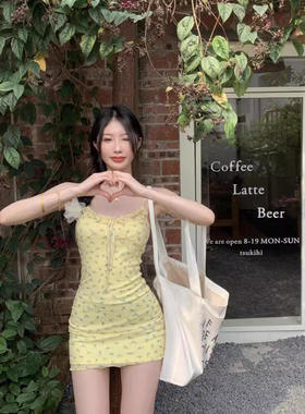 法式少女感减龄黄色碎花吊带收腰连衣裙女绑带胸型低圆领包臀裙