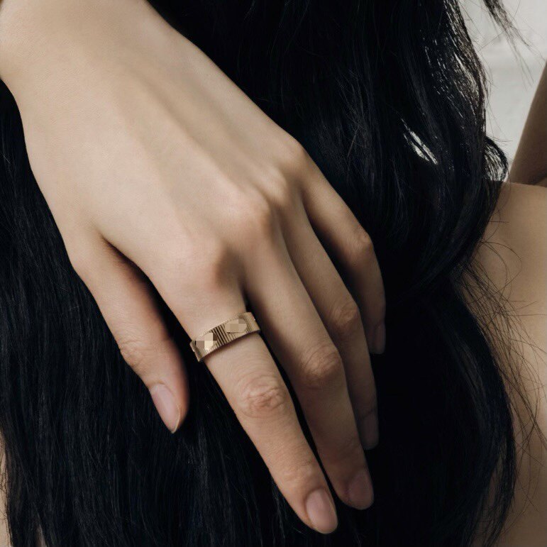 缎带18k金戒指指环简约气质金色女士男士情侣简单款电镀18k精致款