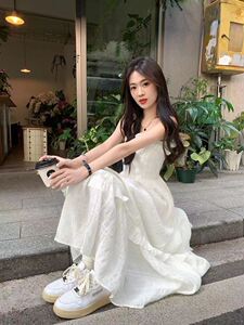 木耳边吊带连衣裙女夏季2024新款甜美法式收腰显瘦设计感超仙长裙