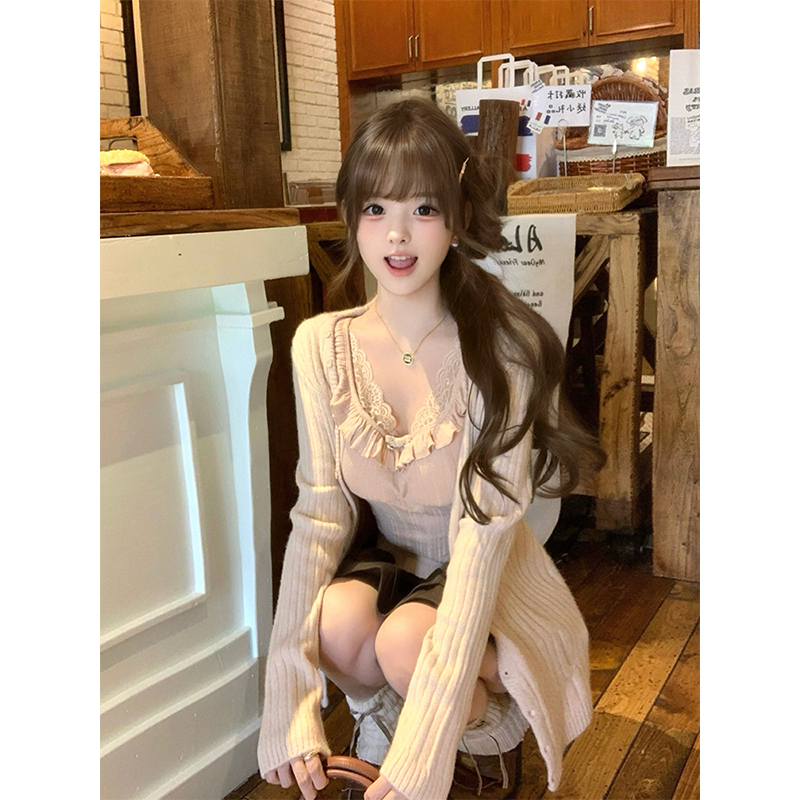 吊带+棕色半裙+针织开衫甜美