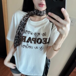 送丝巾短袖豹纹字母刺绣钉珠重工圆领T恤宽松显瘦上衣女