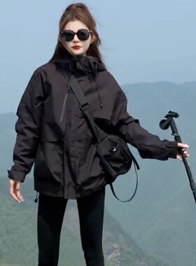 黑色冲锋衣女款2026春秋新款宽松连帽工装薄款外套休闲小个子上衣
