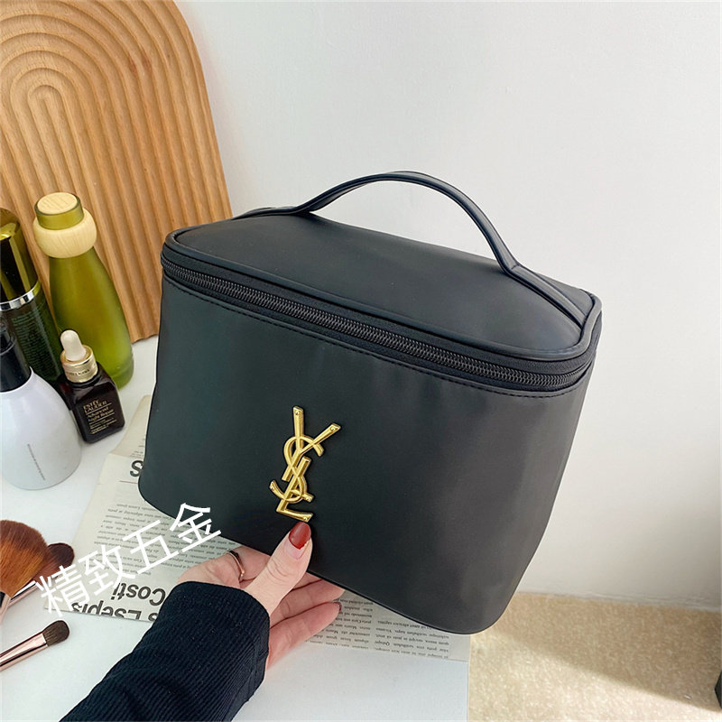 新款化妆包大容量手提外出旅行便捷化妆箱字母防水耐脏护肤品收纳