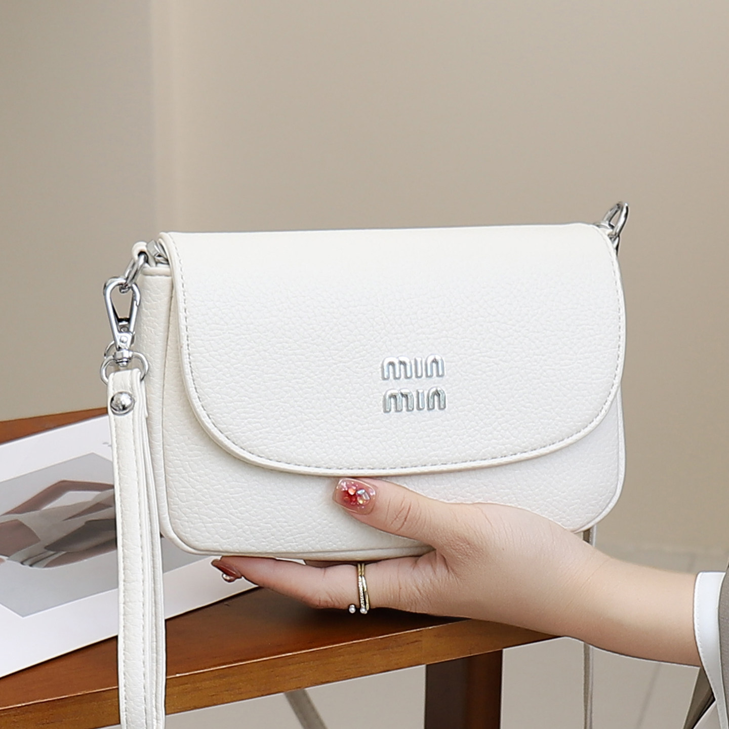 包包女式2026新款斜挎包百搭实用款小挎包简约轻便逛街超火小包包