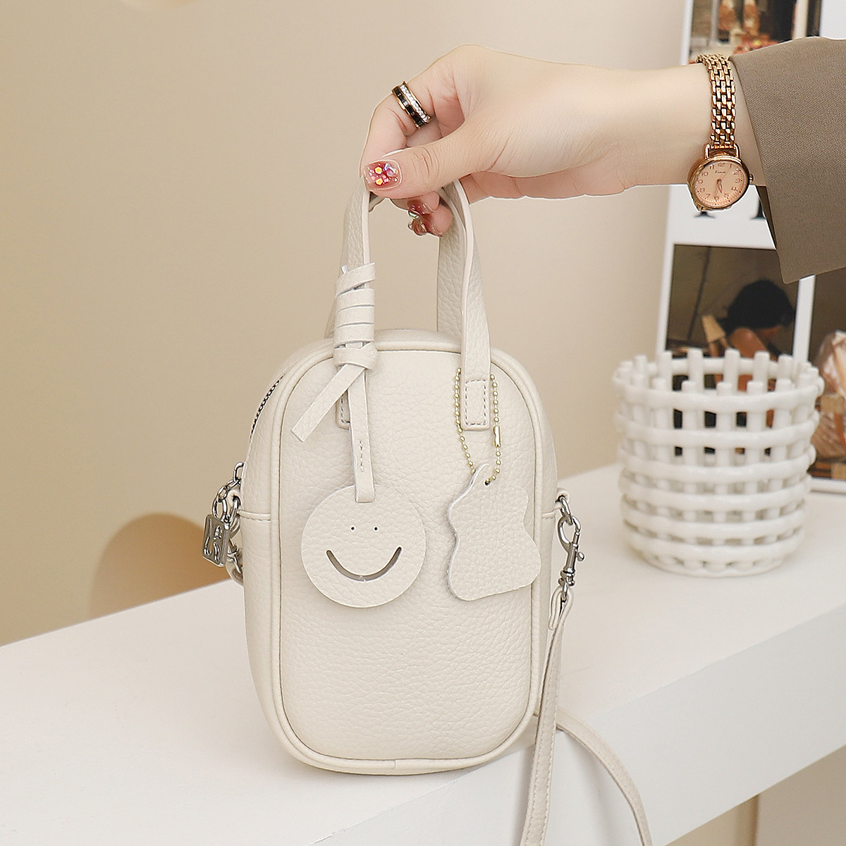 超火斜挎小包2026超火韩系小挎包小众高级质感竖款手机包迷你小包